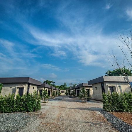 The Loft House Sakaeo Hotel Watthana Nakhon Exterior foto